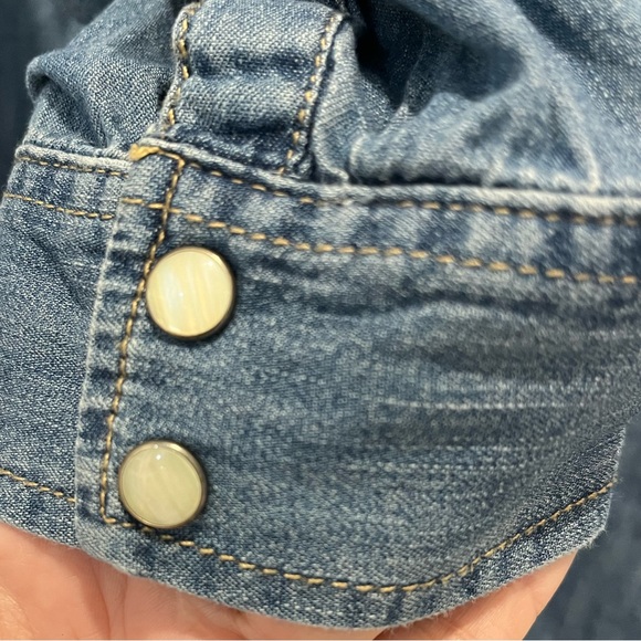 Women’s sz XXL GAP denim western button down shirt with pearl snap buttons - Picture 4 of 5